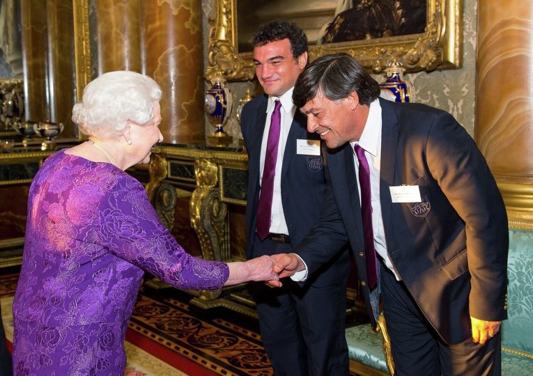 Британская королева Елизавета пожимает руку аргентинским регбистам