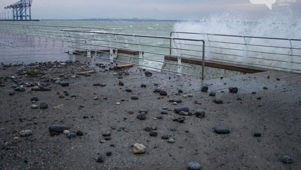 Шторм уничтожил часть набережной коплекса Немо на пляже Ланжерон в Одессе