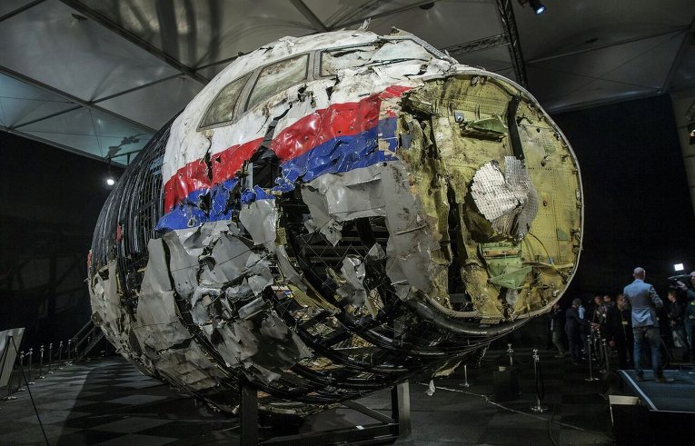 Часть реконструированной передней части фюзеляжа Boeing, сбитого под Донецком