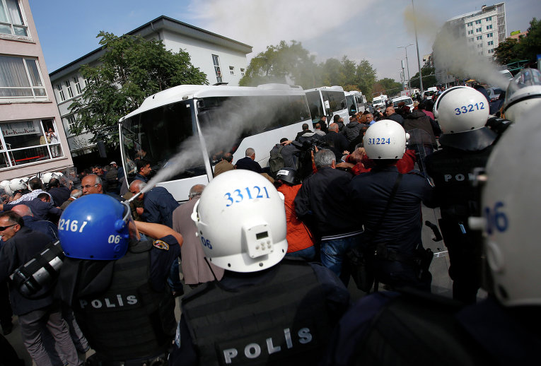 Полиция в Турции разгоняет демонстрантов, собравшихся на акцию протеста против теракта в Анкаре