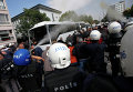 Полиция в Турции разгоняет демонстрантов, собравшихся на акцию протеста против теракта в Анкаре