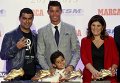 Игрок мадридского Реала Криштиану Роналду получил 4-ую Золотую бутсу как лучший снайпер сезона, на фото - с братом, сыном и мамой