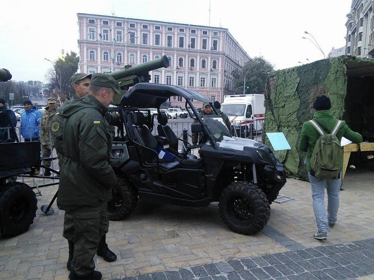 Петр Порошенко на выставке военной техники в Киеве
