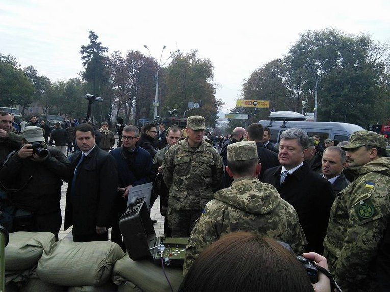 Петр Порошенко на военной выставке в Киеве