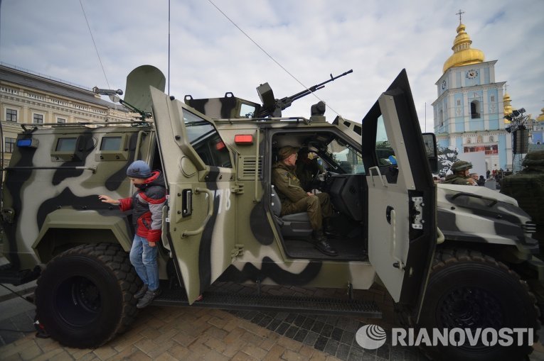Выставка военной техники на Михайловской площади в Киеве