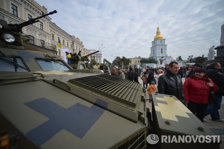 Выставка военной техники на Михайловской площади в Киеве