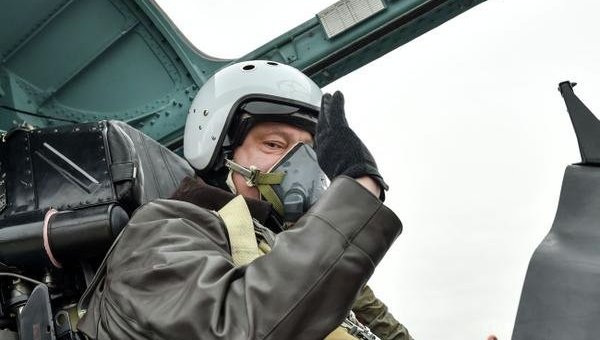 Петр Порошенко провел испытательный полет СУ-27