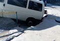 Прорыв трубы на Лесном массиве в Киеве, в результате чего машина провалилась под землю