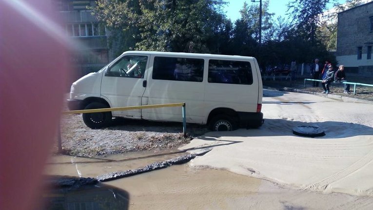 Машина провалилась под землю на Лесном массиве в Киеве из-за прорыва трубы