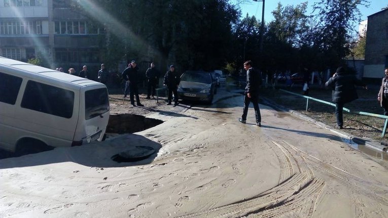 Машина провалилась под землю на Лесном массиве в Киеве из-за прорыва трубы