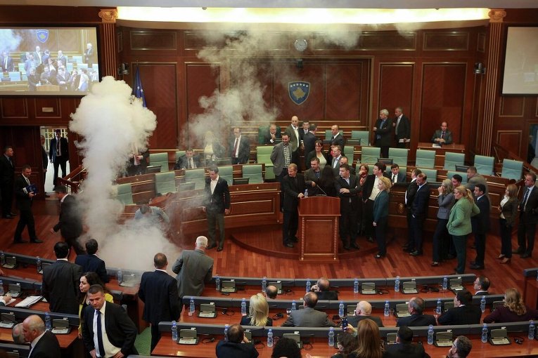 Слезоточивый газ в парламенте Косово.