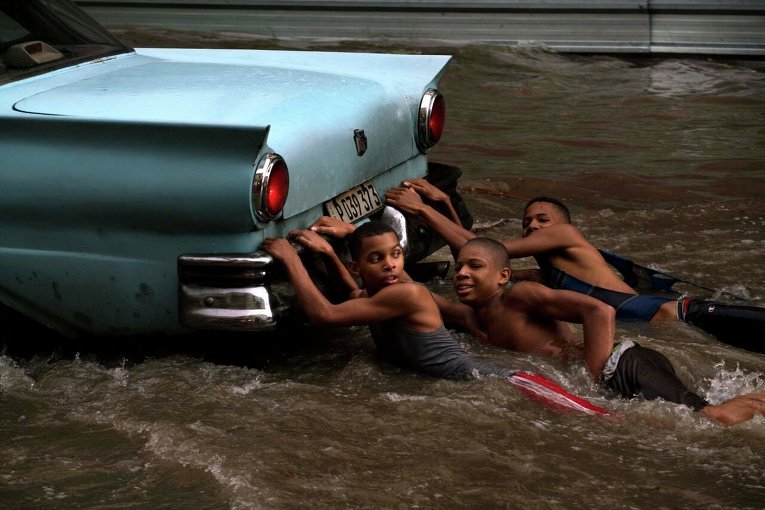 Наводнение в Гаване на Кубе.