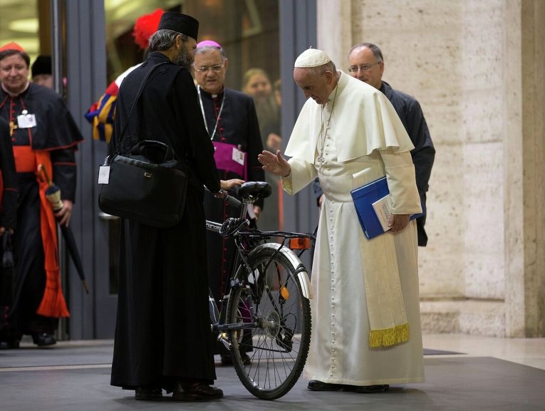 Папа Римский благословляет велосипед прелата, участвующего в Синоде.
