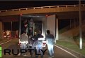 Беженцы попытались попасть в Великобританию в грузовике с российским медведем