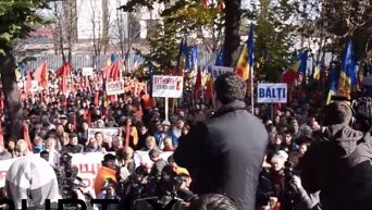 Протестующие перекрыли парламент Молдавии. Видео