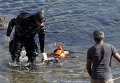 Двое детей и женщина погибли, еще четыре человека пропали без вести около греческого острова Лесбос в четверг после того, как их лодка столкнулась с греческим спасательным судном. На фото - спасатели обнаружили тело утонувшего ребенка 18+