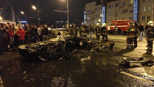 На месте дорожно-транспортного происшествия (ДТП) с участием автомобиля Ferrari возле Крымского моста в Москве.