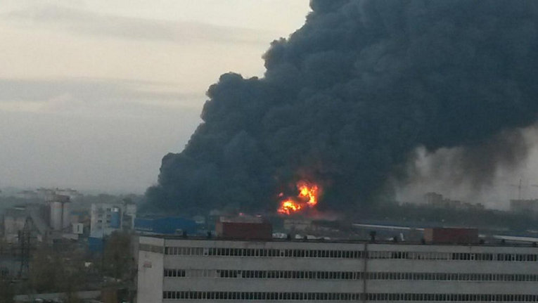 Крупный пожар на складе в Выборгском районе Санкт-Петербурга