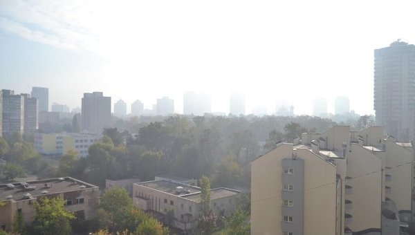 Дым от тлеющих торфяников под Киевом