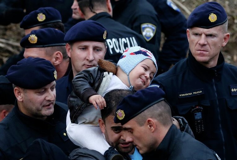 Хорватские полицейские обеспечивают безопасность в пограничной зоне с Сербией