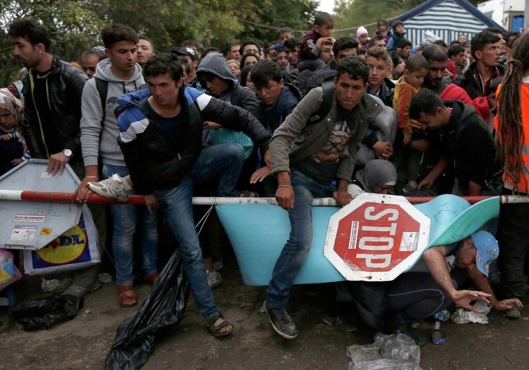 Мигранты в пограничной зоне на границе между Сербией и Хорватией