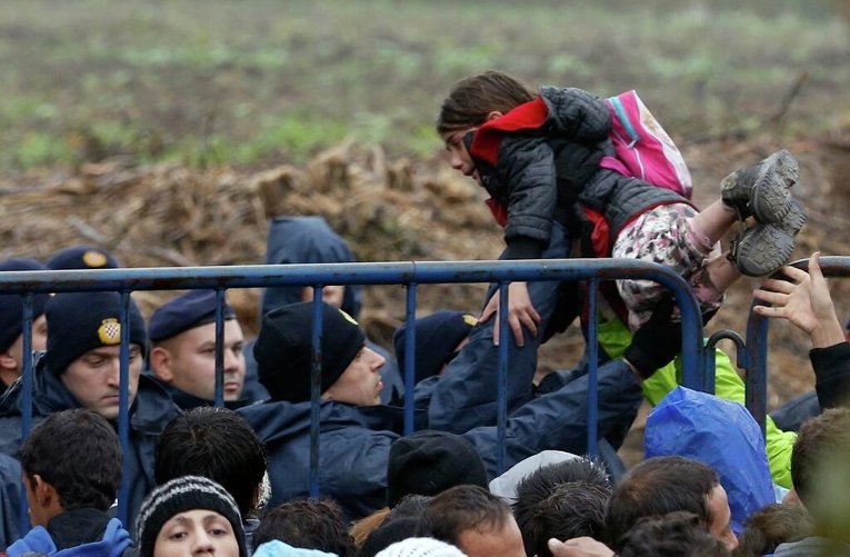 Мигранты в пограничной зоне на границе Сербии и Хорватии