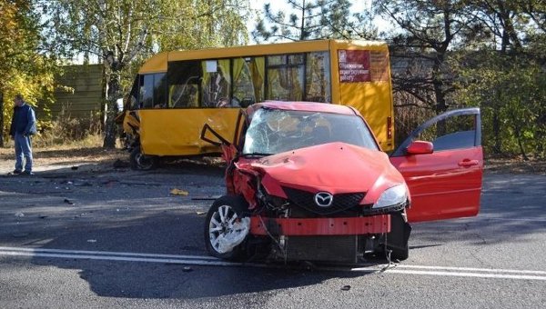 Столкновение Mazda и маршрутного автобуса в Днепропетровске
