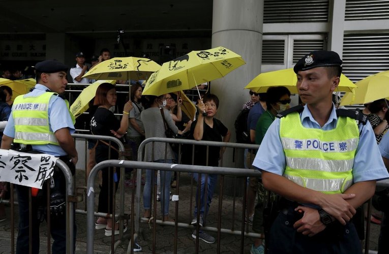В Гонконге проходит суд над полицейским избивавшим участников протестного движения Occupy Central.