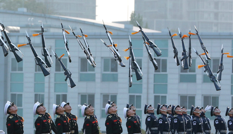 На военном аэродроме Сеула началась выставка вооружений