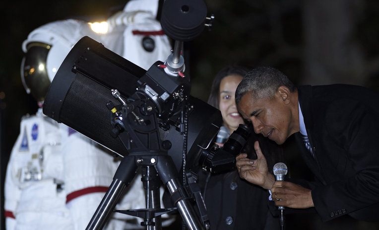 Президент США Барак Обама рассматривает луну в телескоп