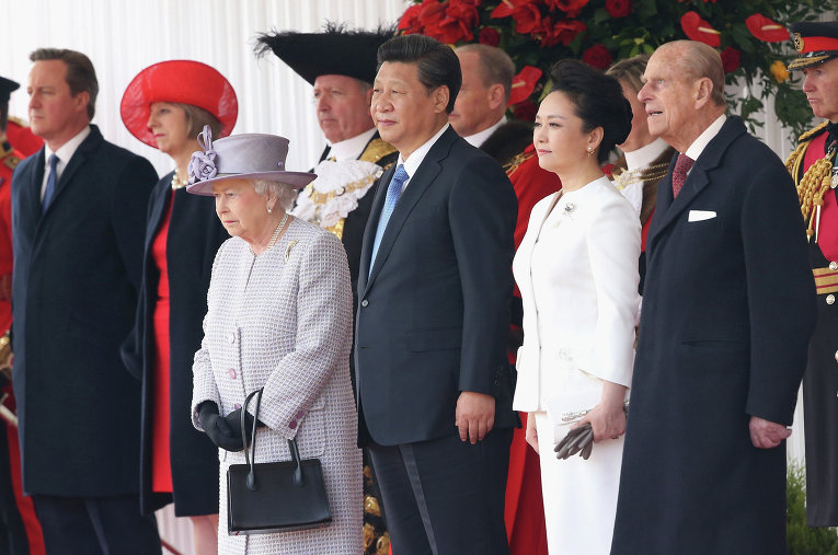 Королева Великобритании Елизавета II, слева на переднем плане, выступает с президентом Китая Си Цзиньпином и его супругой в Лондоне.