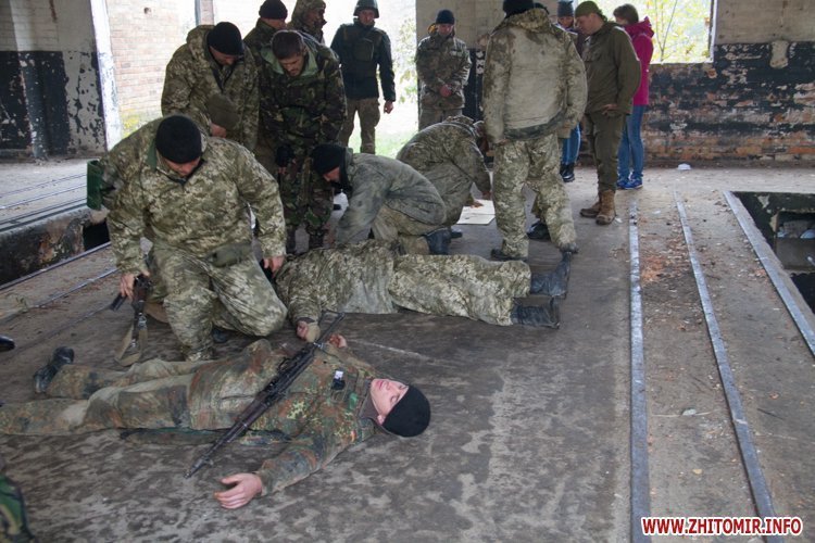 В Житомире на полигоне шведские медики обучали украинских военных тактической медицине и оказанию первой помощи