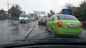Плавающие автомобили после ливня в Одессе. Видео