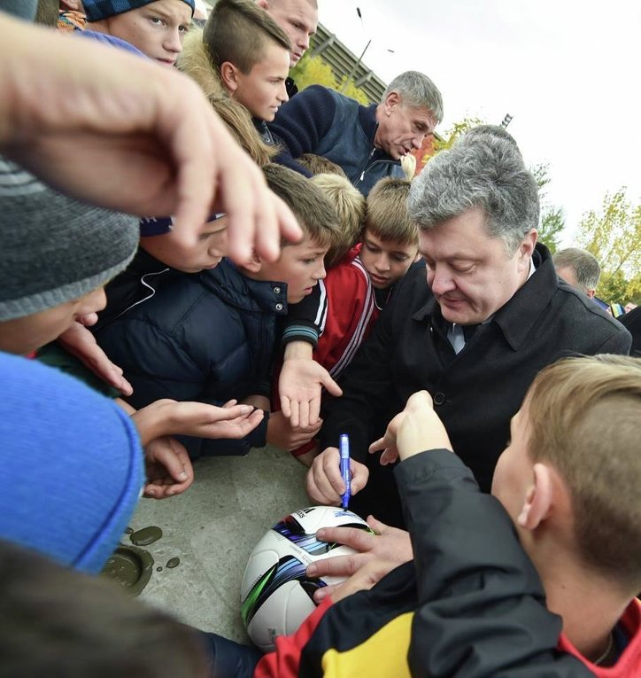 Петр Порошенко дал старт строительству нового футбольного стадиона в Ивано-Франковске