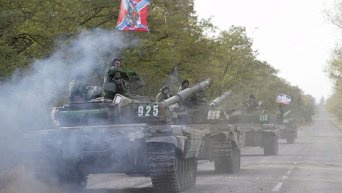 Отвод танков ДНР из Новоазовска.