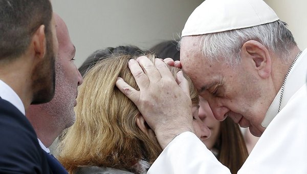 Папа Римский Франциск благославляет женщину на площади Святого Петра в Ватикане.