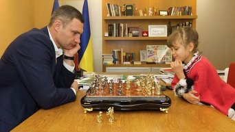 Кличко встретился с чемпионкой Европы Вероникой Веремьюк и сыграл с ней партию в шахматы.