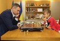 Кличко встретился с чемпионкой Европы Вероникой Веремьюк и сыграл с ней партию в шахматы.