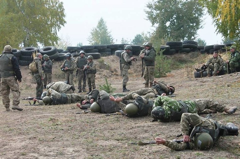 Делегация из США и Великобритании на учениях украинских десантников
