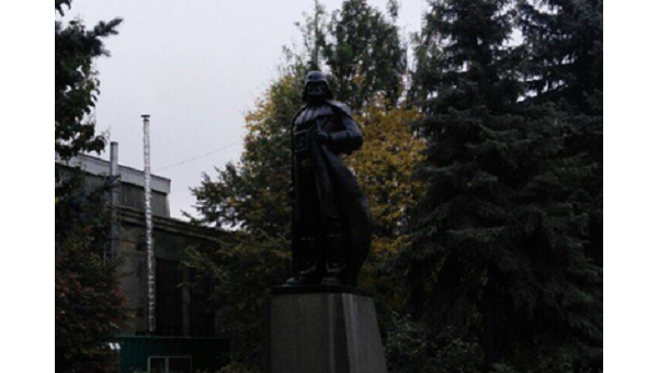 Памятник Ленину в Одессе, переделанный в Дарта Вейдера