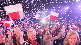 Люди преветствуют результаты выборов в Польше
