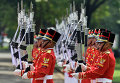 Солдаты индонезийской армии отдают честь королеве Дании Маргрете II и принца Хенрику