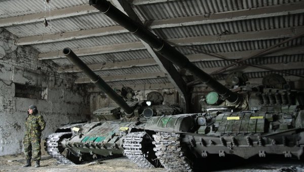 Отвод военной техники ополчения в Донецкой области. Архивное фото