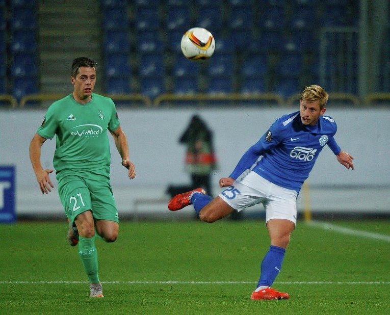 Игрок Днепра Валерий Федорчук (справа) в матче против Сент-Этьена в рамках группового турнира Лиги Европы