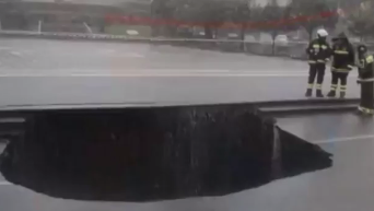 В Италии автомобиль рухнул в образовавшуюся после ливня огромную яму. Видео