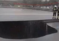 В Италии автомобиль рухнул в образовавшуюся после ливня огромную яму. Видео