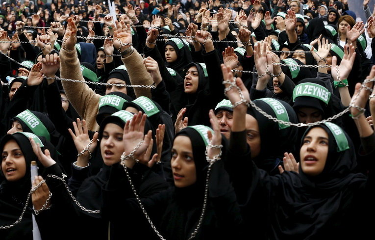 Шиитские мусульманки скорбят во время процессии Ашура в Стамбуле