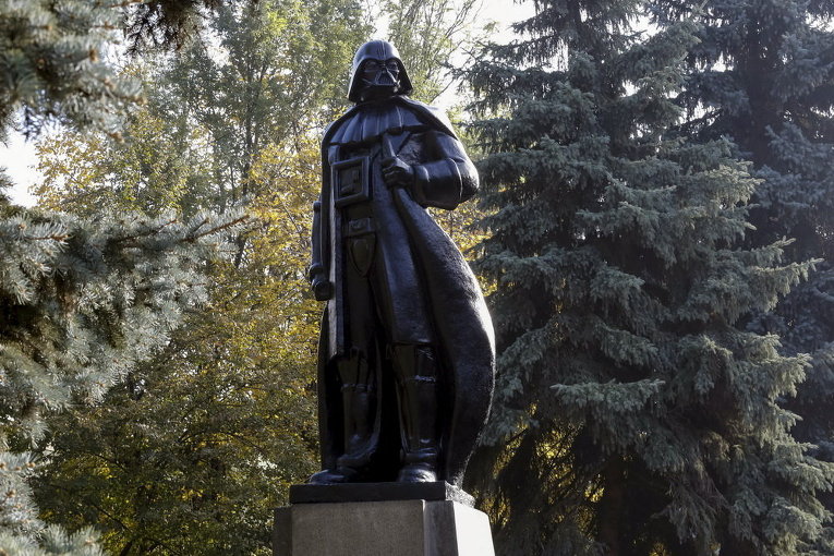 Памятник Дарту Вейдеру из Звездных войн, который был переделан из статуи Владимира Ленина в Одессе