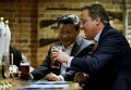 Премьер-министр Великобритании Дэвид Кэмерон пьет пиво с президентом Китая Си Цзиньпин в пабе