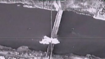 Боевая авиация РФ в Сирии уничтожила мост через реку Евфрат. Видео